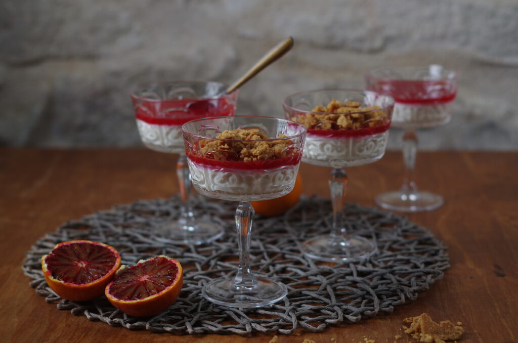 Panna cotta met bloedsinaasappel en crumble