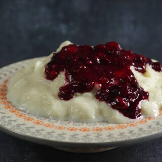 Griesmeel pudding met rood fruit