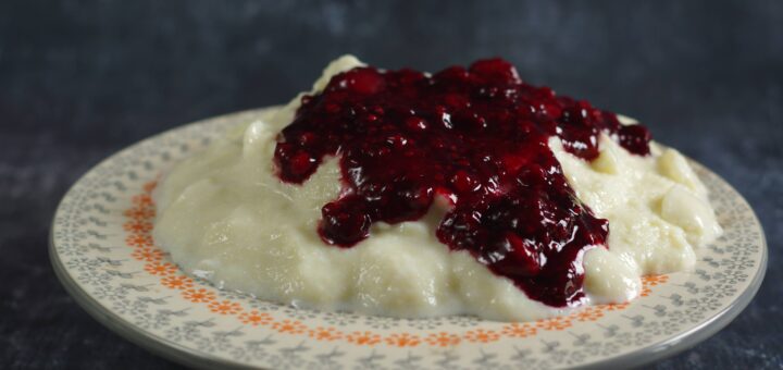 Griesmeel pudding met rood fruit