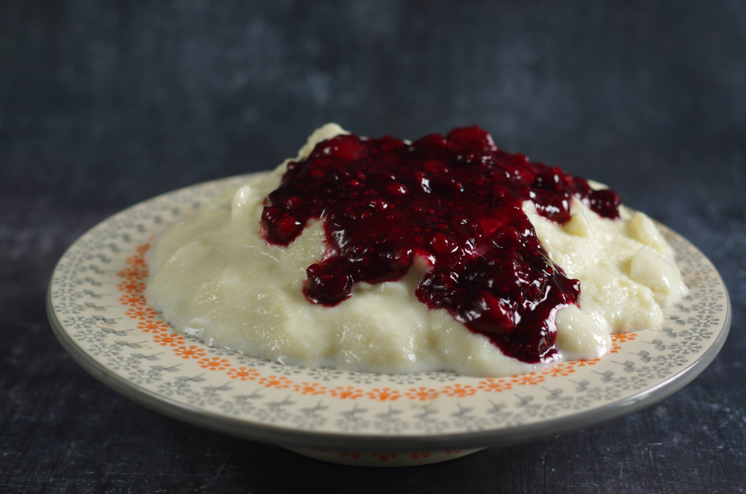 Griesmeel pudding met rood fruit