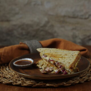 Tosti gekarameliseerde rode ui met kaas