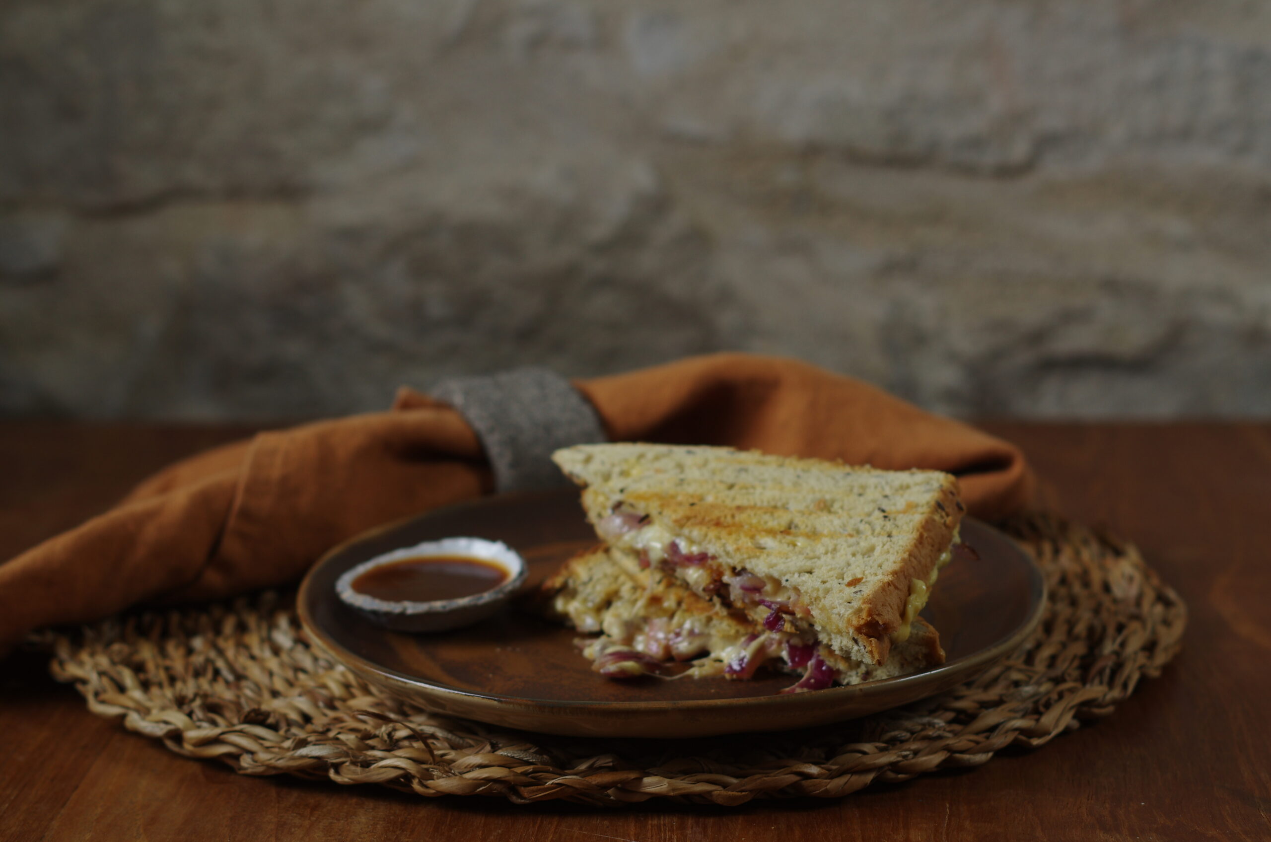 Tosti gekarameliseerde rode ui met kaas