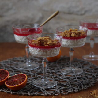 Panna cotta met bloedsinaasappel en crumble