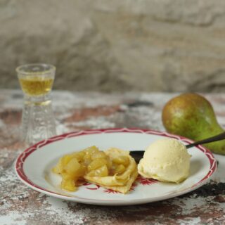 Crepes met appel, peer en calvados