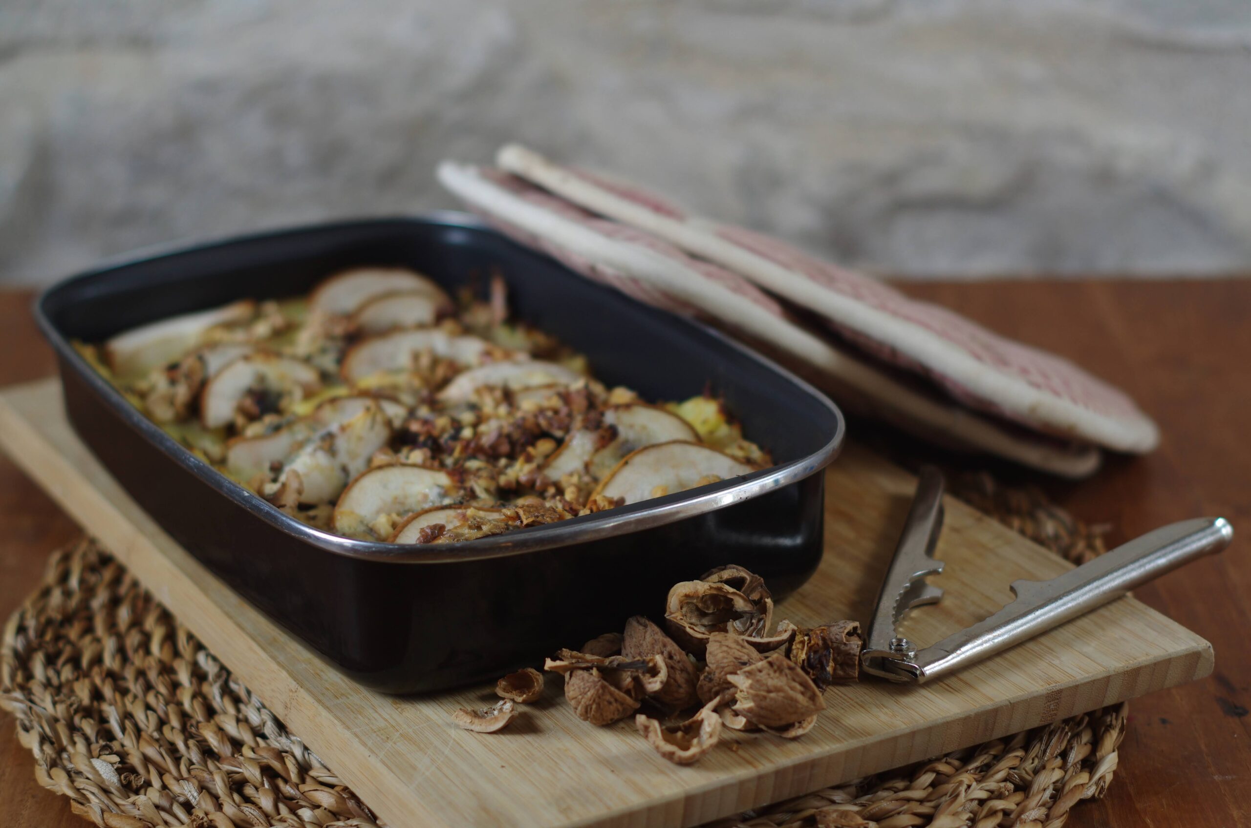 Zuurkoolschotel, peer, blauwe kaas en walnoten