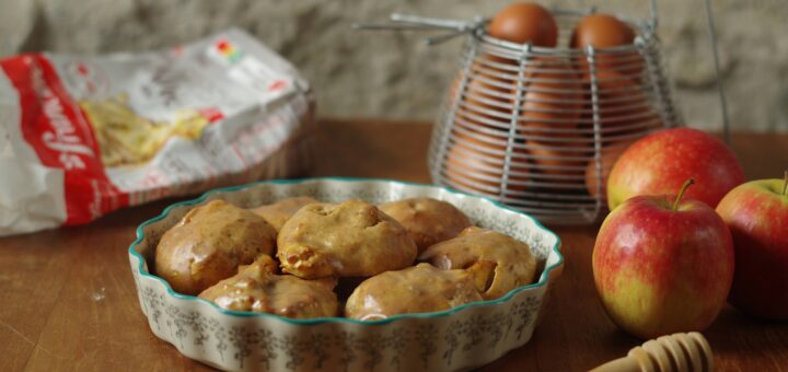 Appelbroodjes met kaneelglazuur
