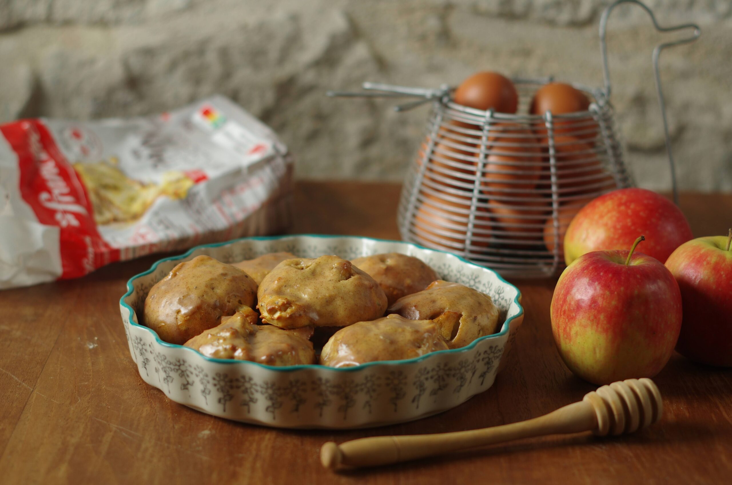 Appelbroodjes met kaneelglazuur