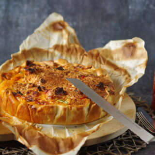Hartige taart met kip en srirachasaus