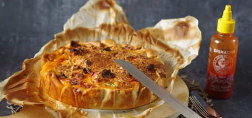 Hartige taart met kip en srirachasaus