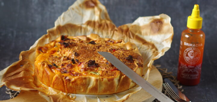 Hartige taart met kip en srirachasaus