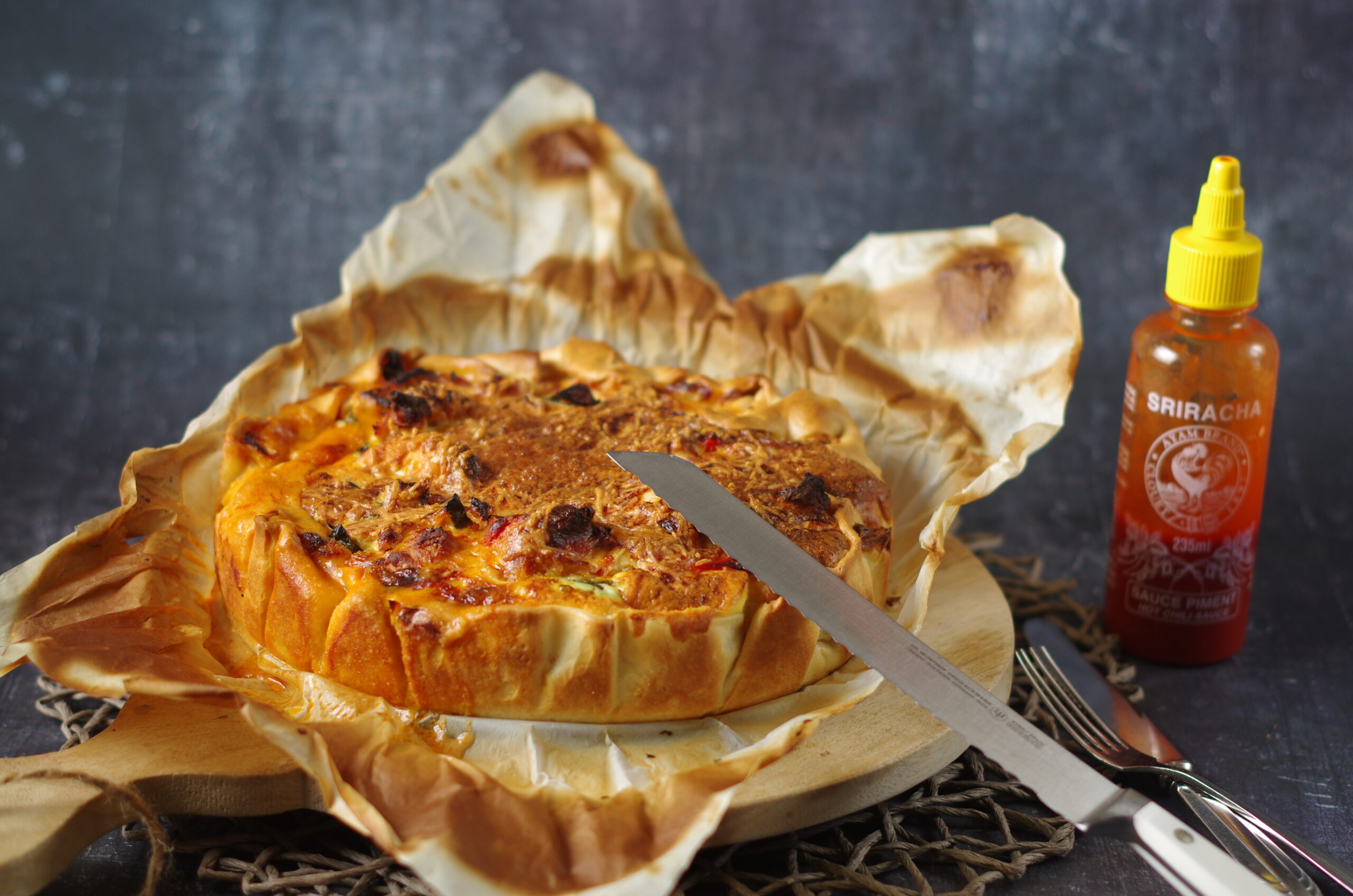 Hartige taart met kip en srirachasaus