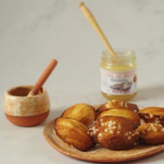Madeleine met honing en parelsuiker