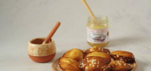 Madeleine met honing en parelsuiker