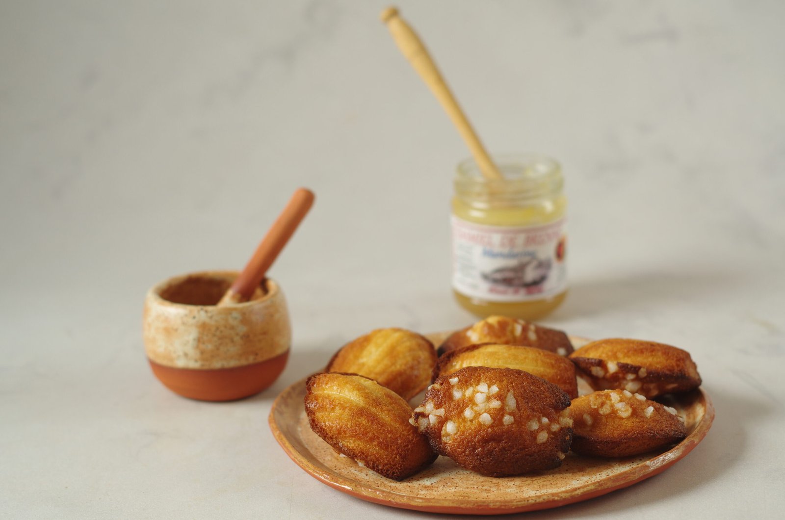 Madeleine met honing en parelsuiker